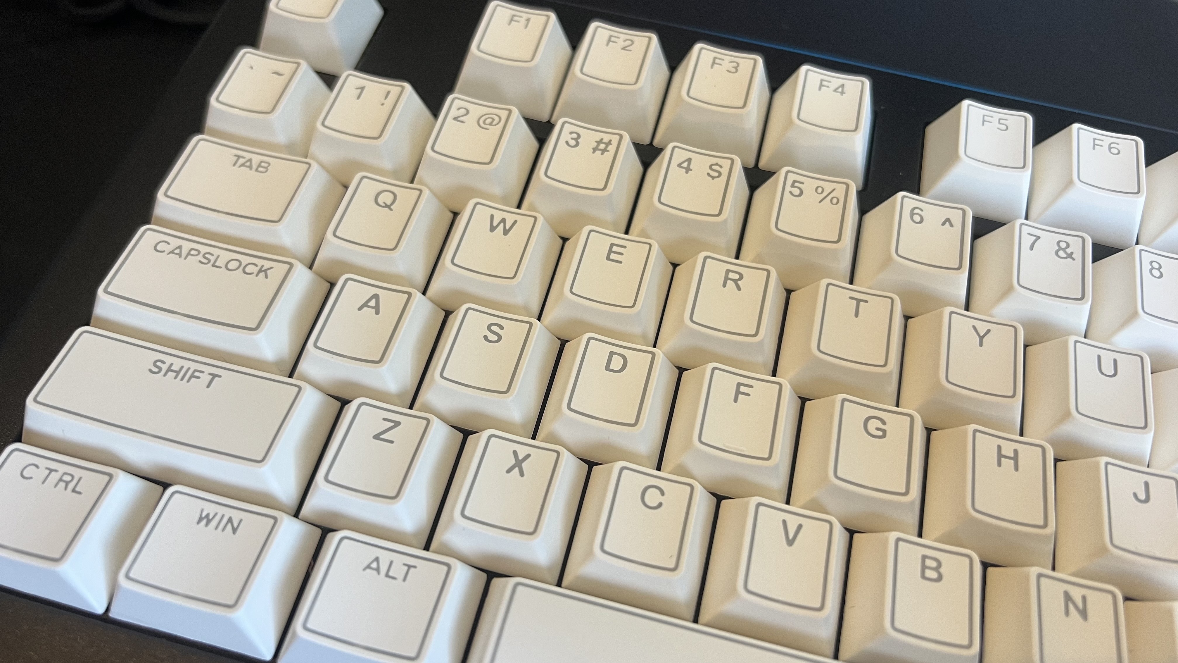 Close up on Epomaker Glintrix PBT keycaps