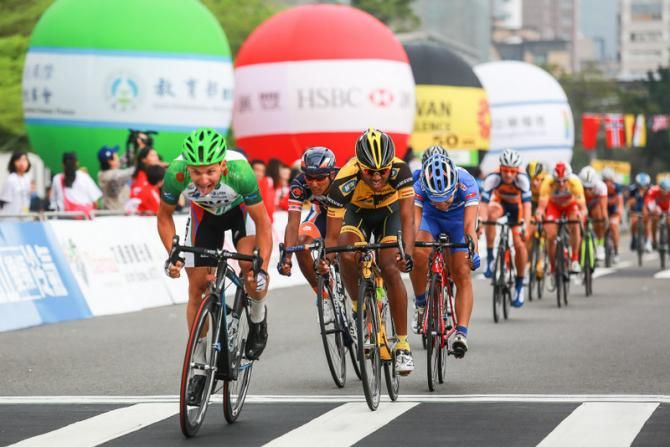 Fighting for positions on GC, Kirill Pozdnyakov anticipates Tsgabu Grmay for the final top 3 while Masakasu Ito stays clear of Adiq Hussainie's threat for tenth overall in the first intermediate sprint