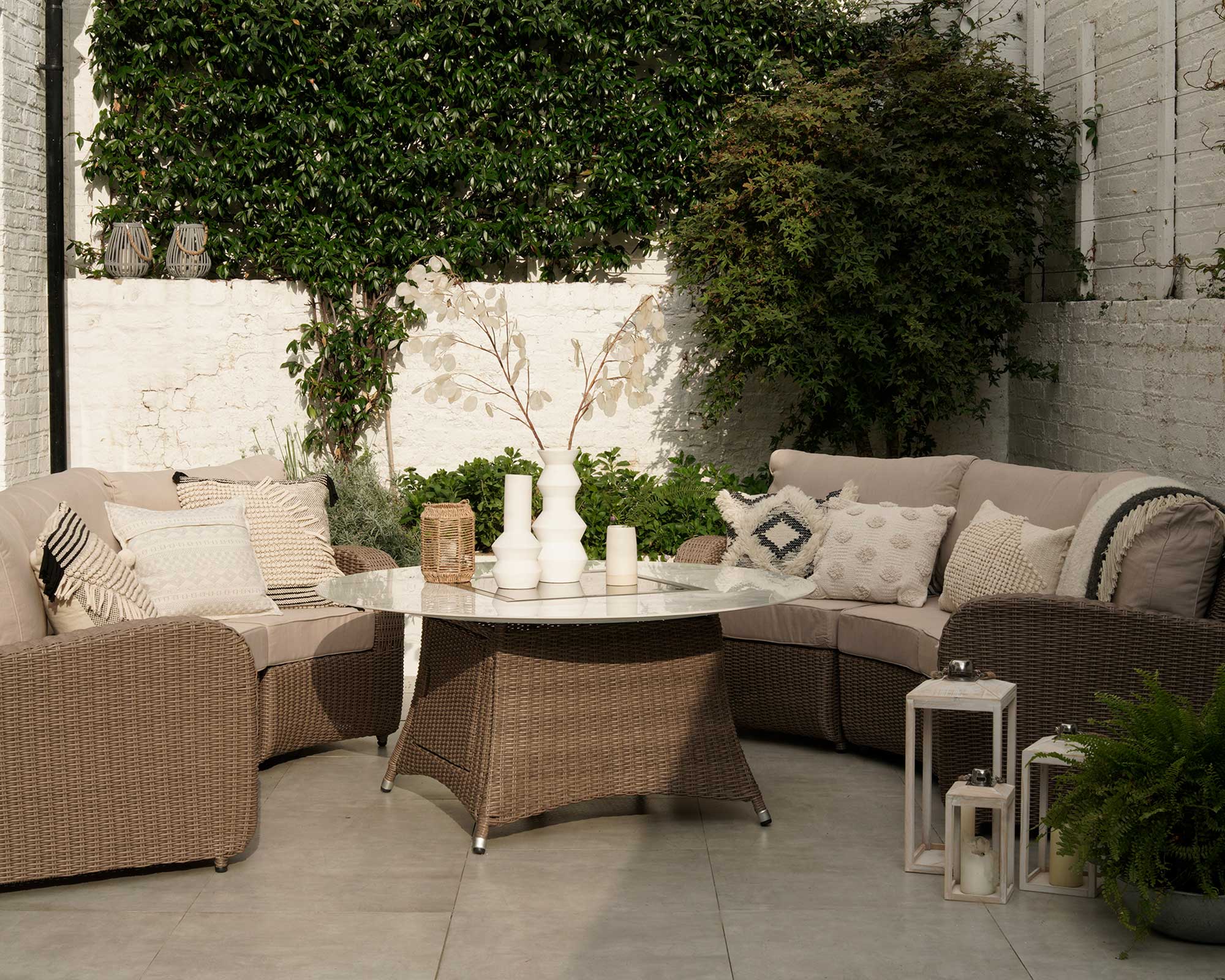 courtyard with furniture from moda furnishings