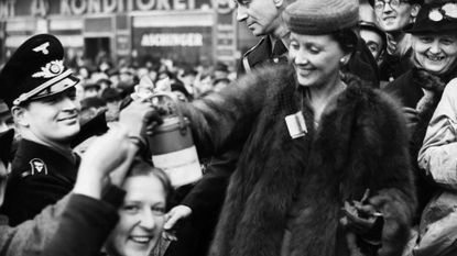 Berliners mob movie star Lil Dagover in 1939.