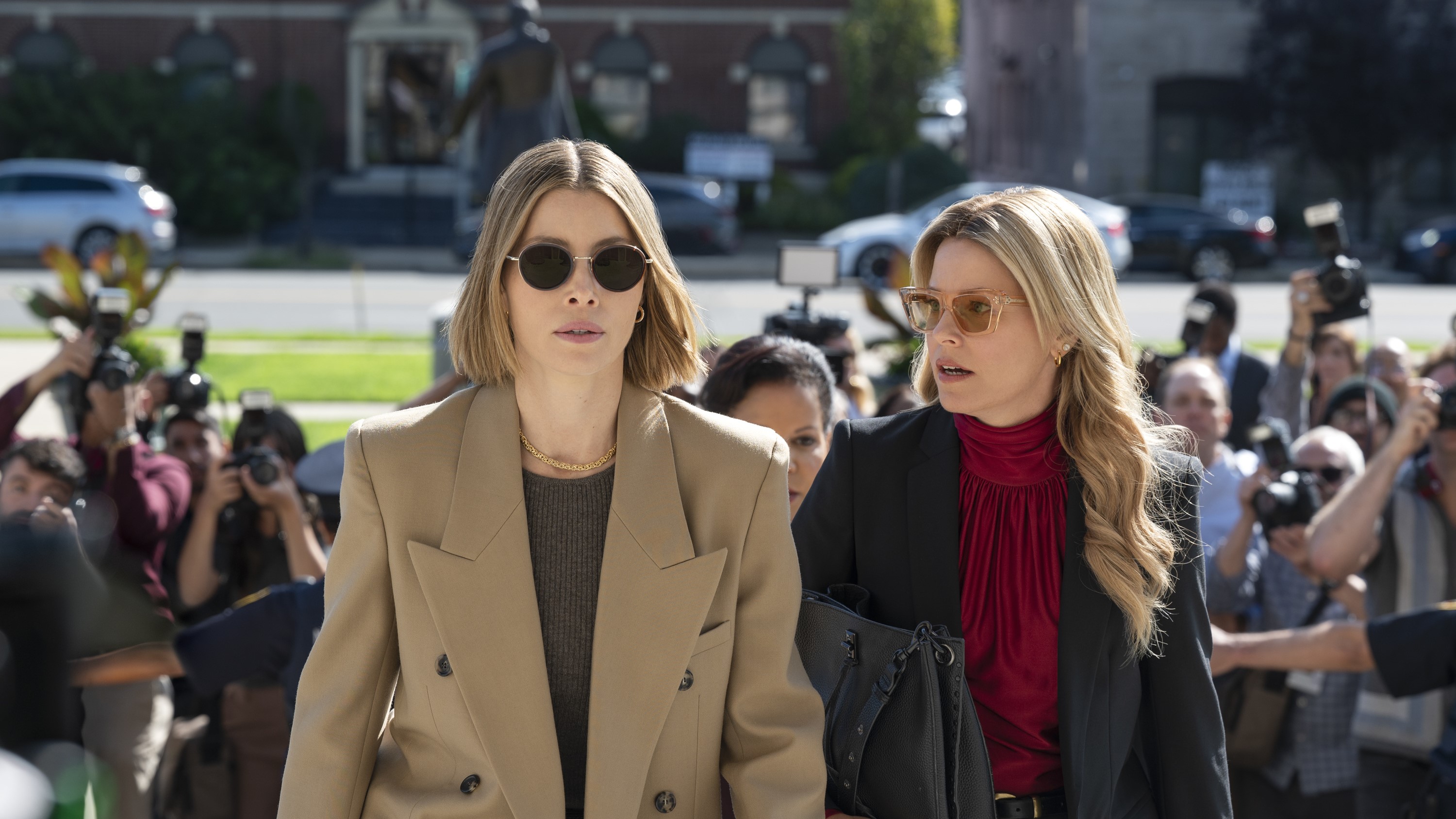 Jessica Biel and Elizabeth Banks with sunglasses in The Better Sister