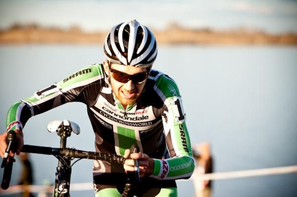 Jamie Driscoll (Cyclocrossworld.com) going hard to hang on to third place.