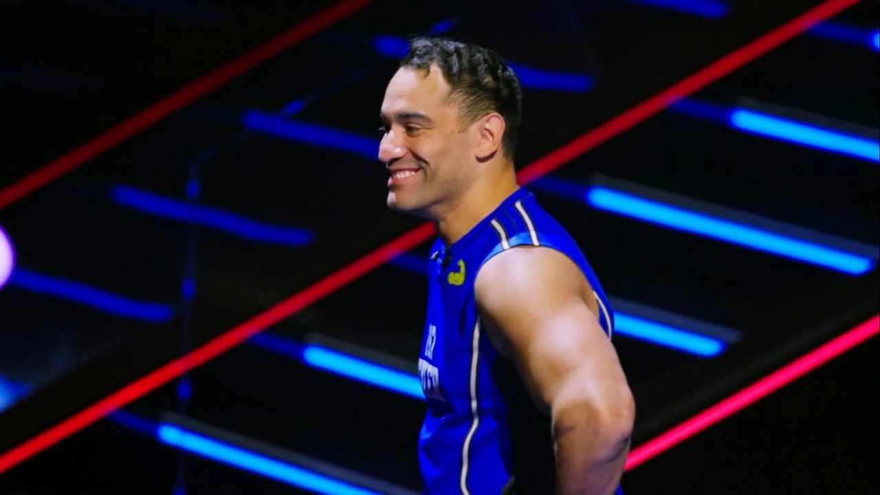 Beast Games シーズン 2 で微笑むタイラー ルーカス。