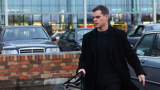 Jason Bourne trägt eine Reisetasche in Die Bourne Verschwörung
