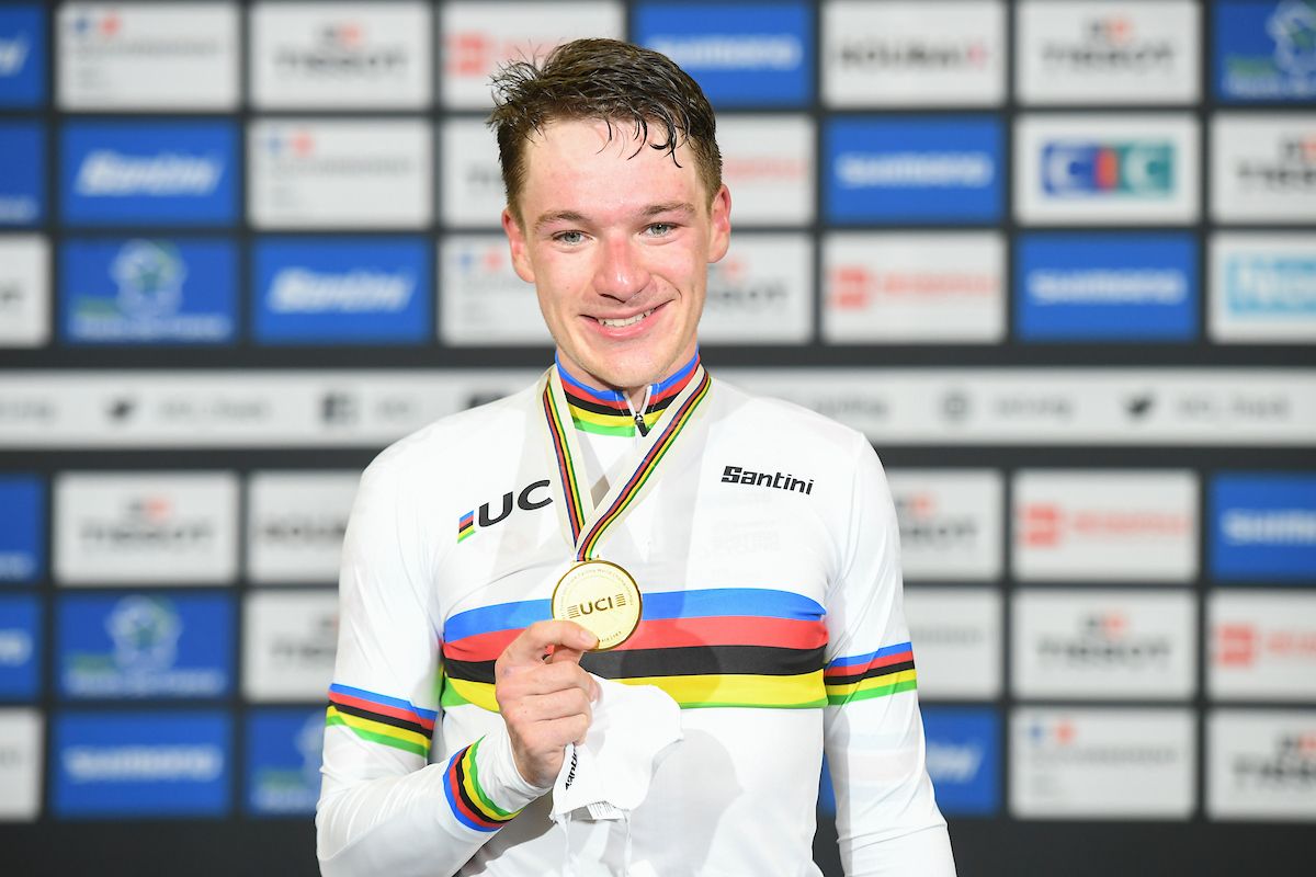 Picture by Simon Wilkinson/SWpix.com - 23/10/2021 - Cycling - Tissot 2021 UCI Track Cycling World Championships - Men's Omnium - Stab Velodrome, Roubaix, France - Podium - Great Britain's Ethan Hayter wins gold &amp; the rainbow jersey after victory in the men's omnium points race final.