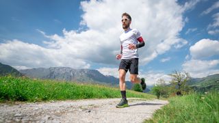 Training of a mountain marathon runner on the country road – pacing tips for trail running
