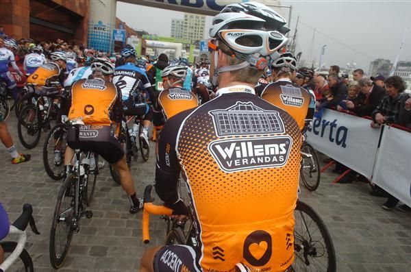 Accent Jobs-Willems riders head to the start