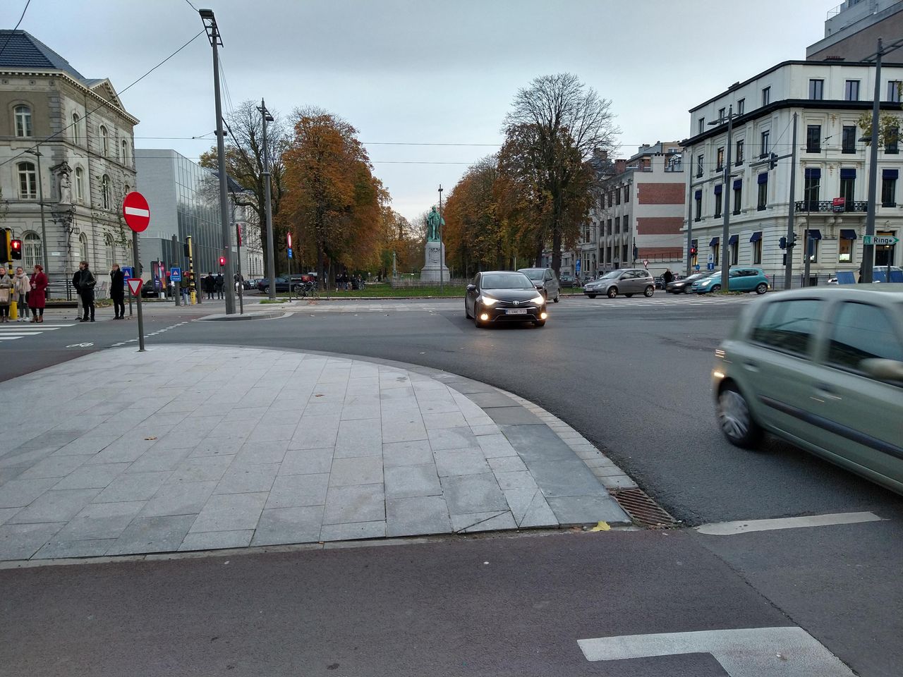 Door wat de spelen met de helderheid en de focus ziet de lucht er meteen natuurlijker uit.