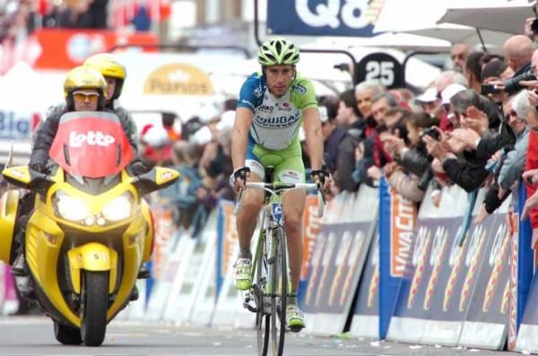 Vincenzo Nibali (Liquigas-Cannondale) takes second place.