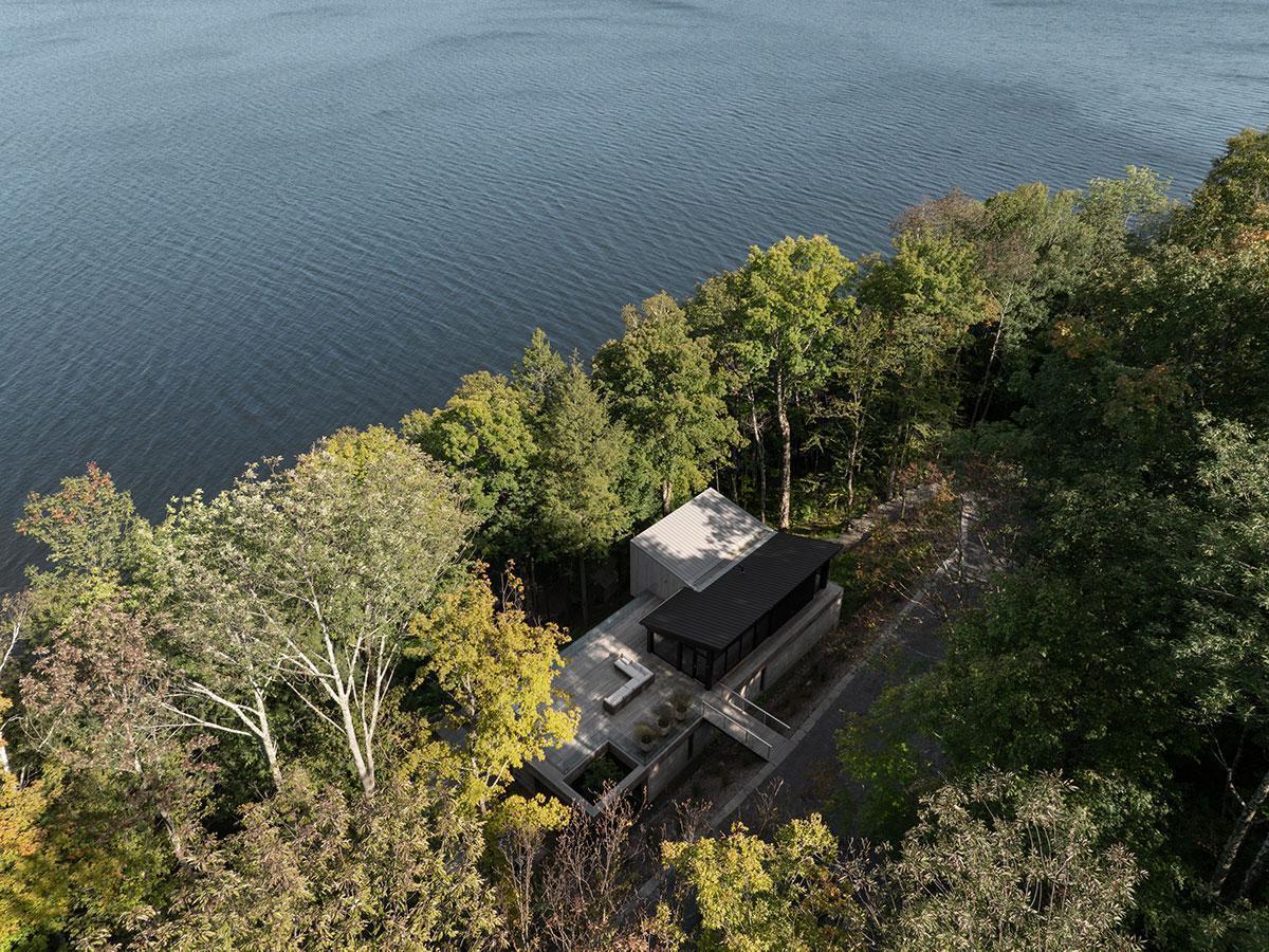 The Counter-Slope House is located on the shores of Lake Memphremagog