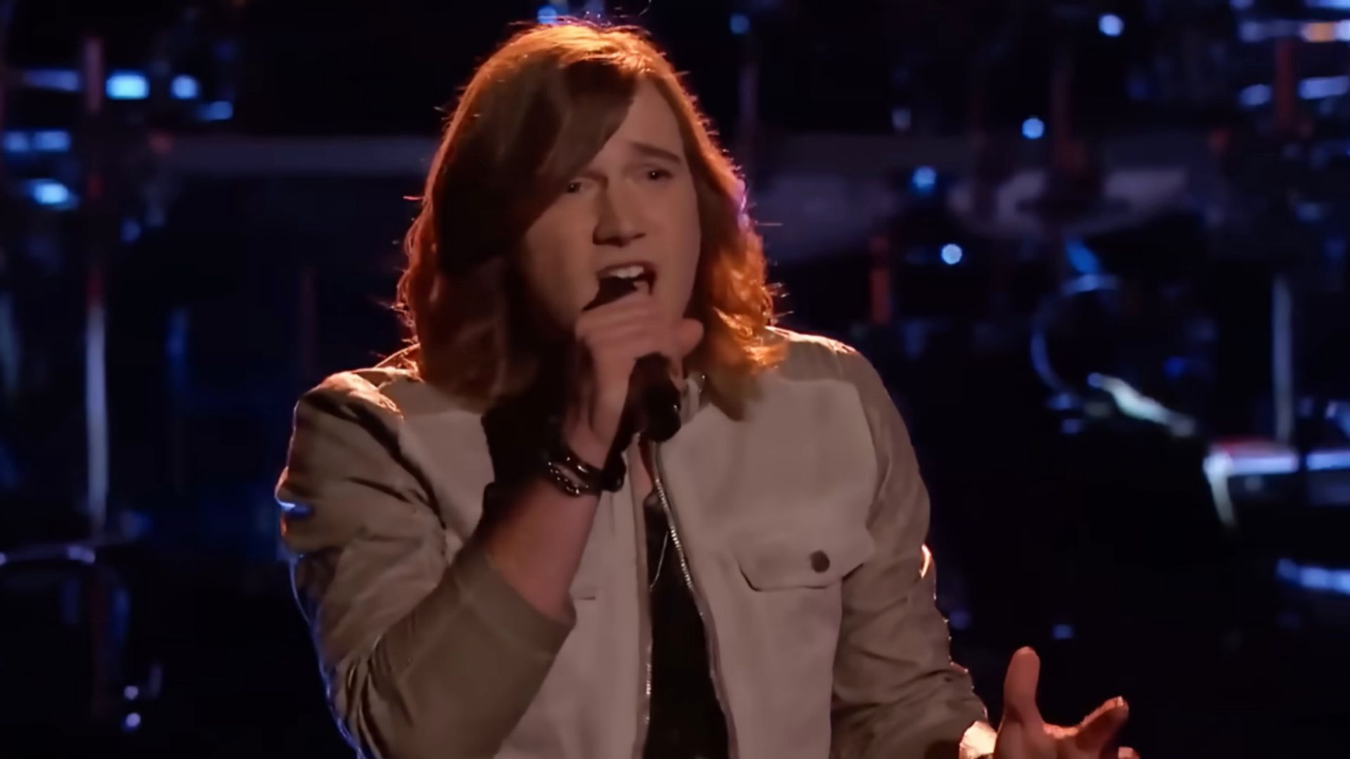 A screenshot of country singer Morgan Wallen performing during Season 6 of The Voice.