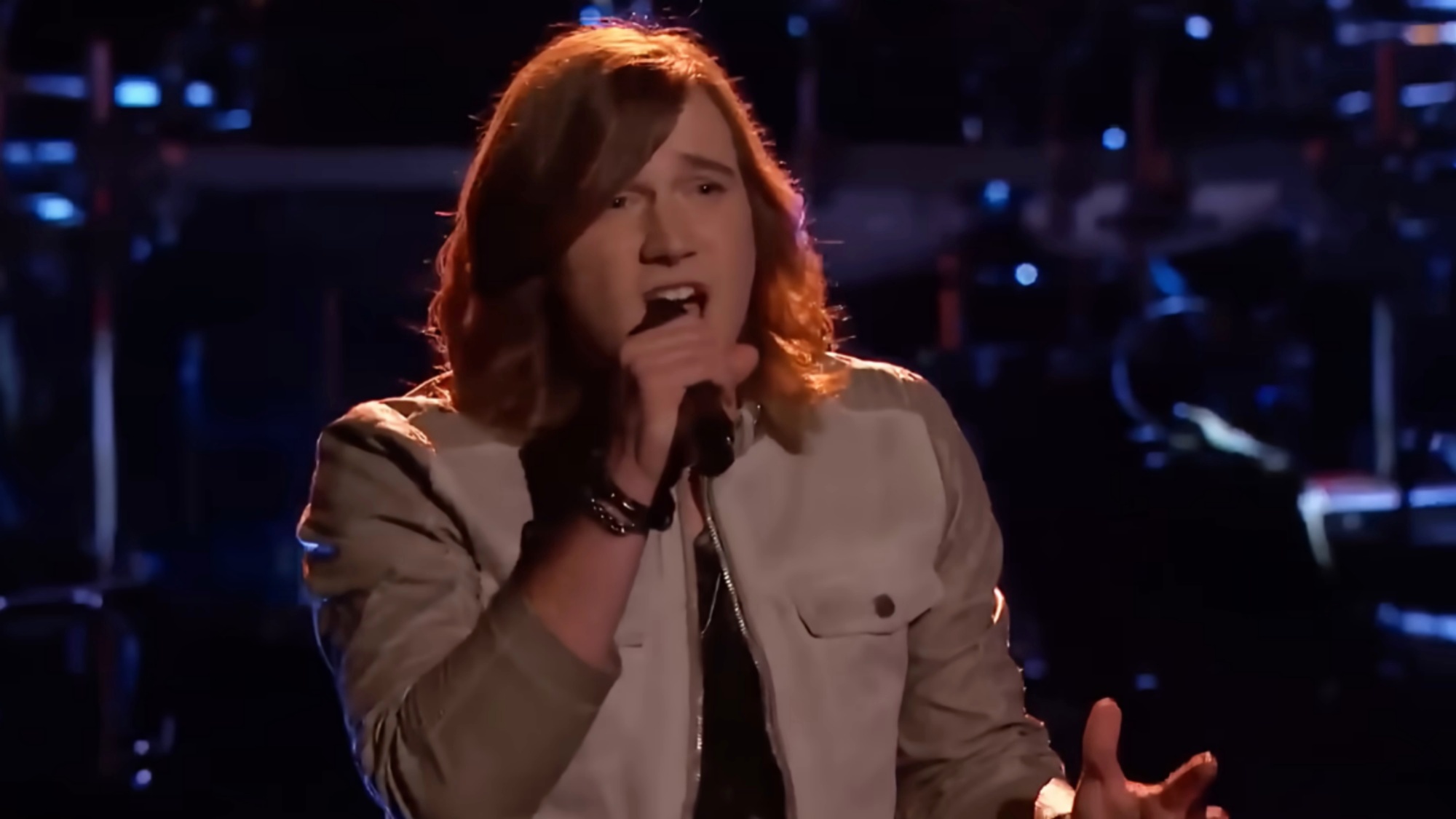 A screenshot of country singer Morgan Wallen performing during Season 6 of The Voice.
