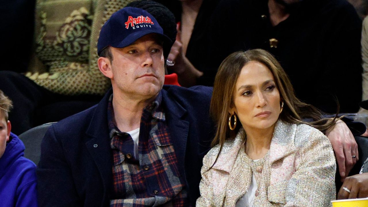 Jennifer Lopez and Ben Affleck attend a Los Angeles Lakers Game