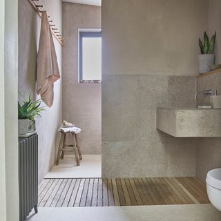 Neutral bathroom with wooden slats on floor