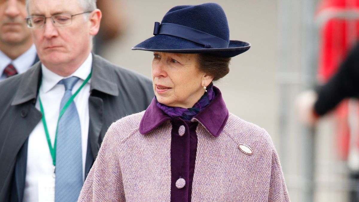 La cape violette et les bottes hautes à talons chaton de la princesse Anne étaient la tenue la plus *sa* pour une journée glaciale