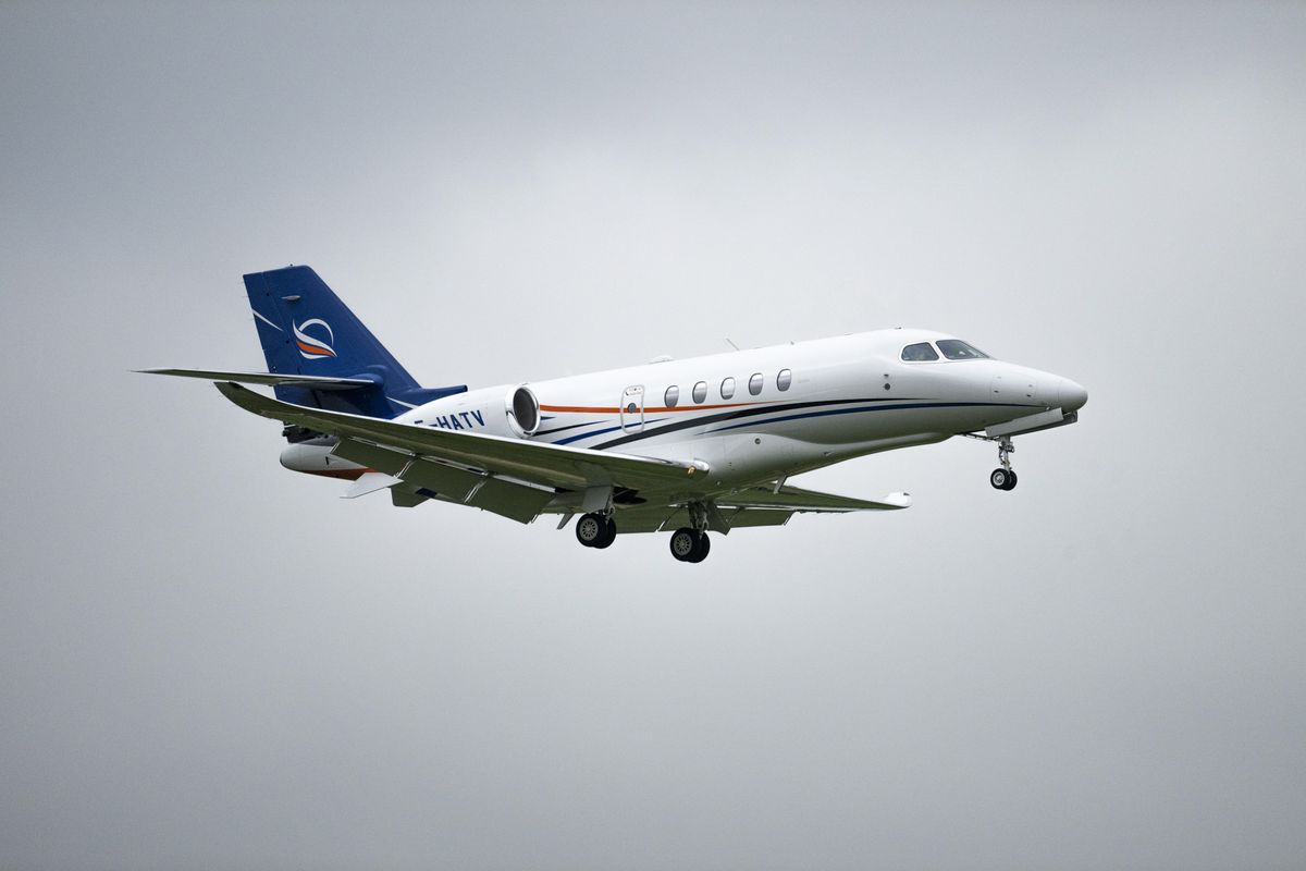 Airplaine in the sky with Nikon Z8 and 100-400mm telephoto lens
