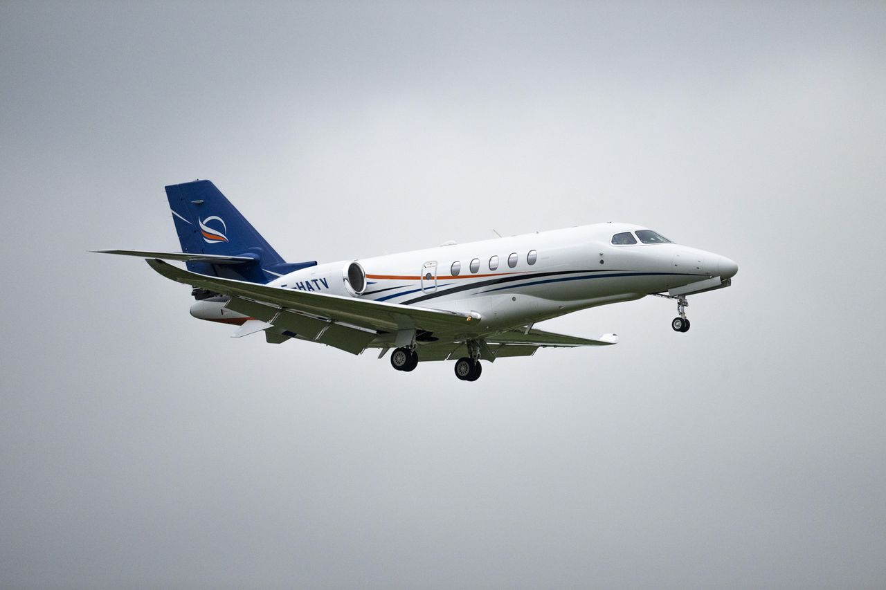 Airplaine in the sky with Nikon Z8 and 100-400mm telephoto lens