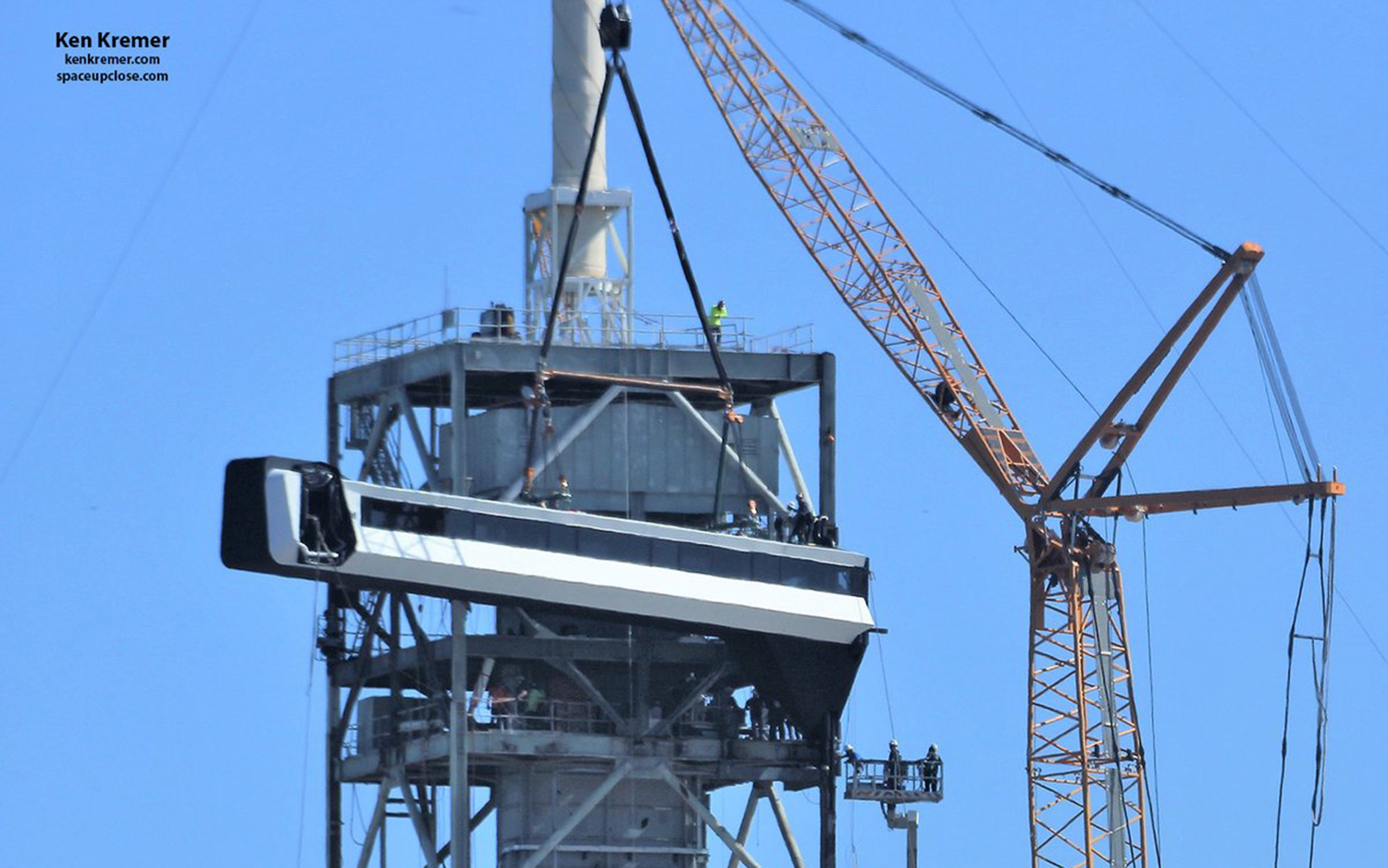 SpaceX Installs Astronaut Walkway at Pad 39A