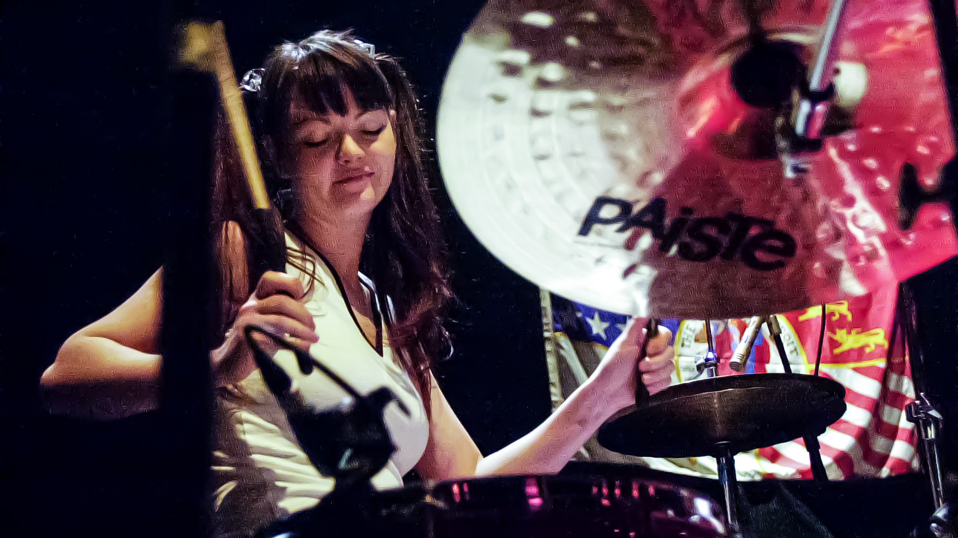 Meg White performs with the White Stripes November 20, 2001