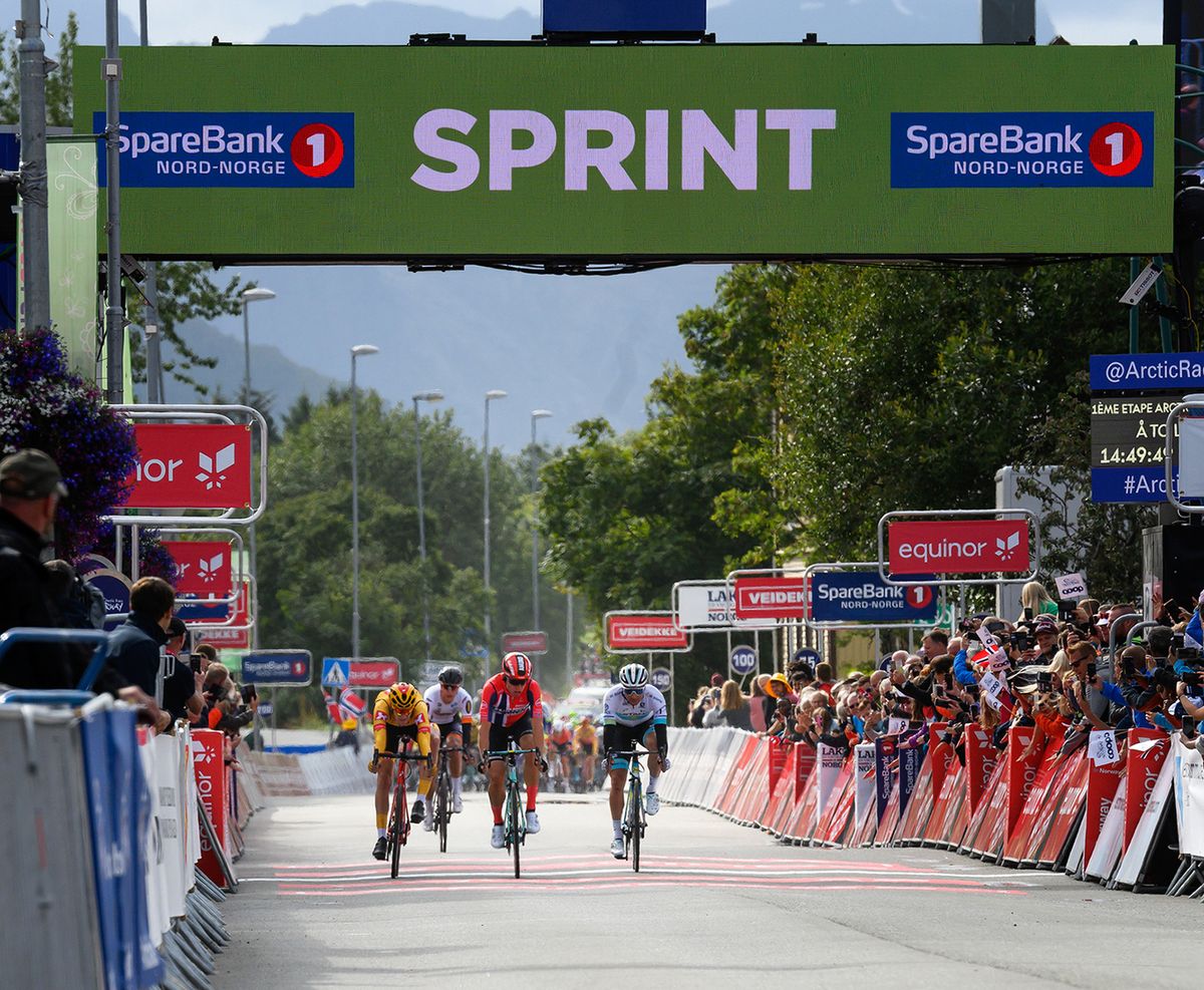 The intermediate sprint goes to Lutsenko