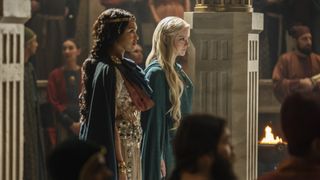 Bästa Amazon Prime-serier: Drottning Miriel står bredvid Galadriel i hennes Numenor-rättssal när hon håller ett tal till sitt folk i The Rings of Power avsnitt 4
