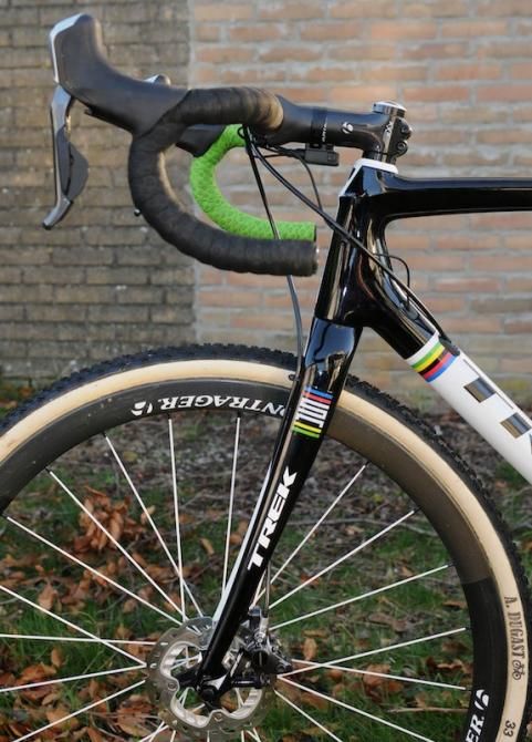 As highlighted by the half green, half black bar tape, the frame uses contrasting colours on each side
