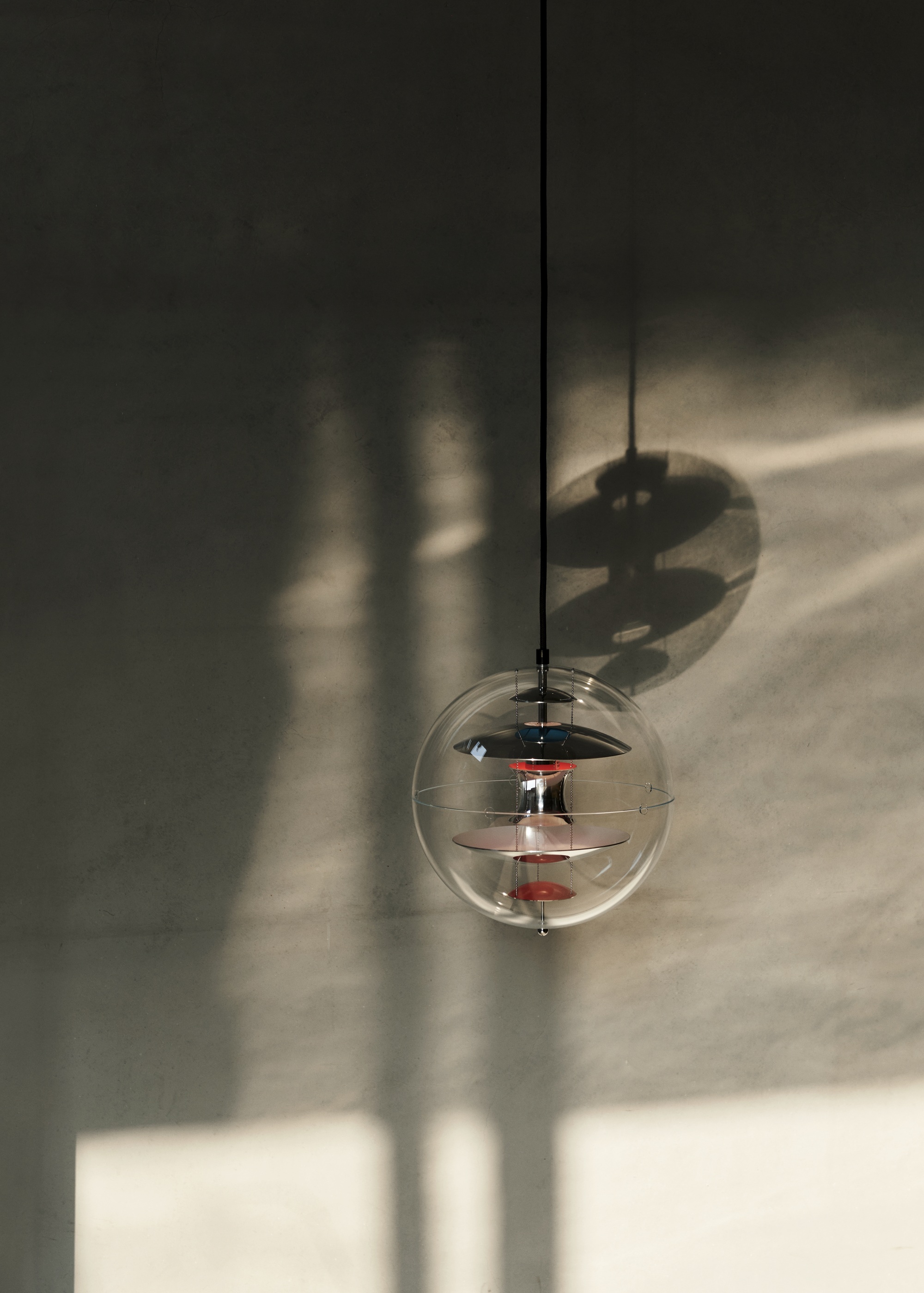 100072 Featuring VP Globe Pendant. Brand: Verpan, design by Verner Panton.