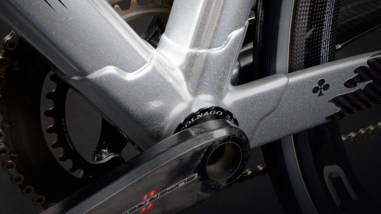 It is fitted with the Campagnolo Super Record EPS