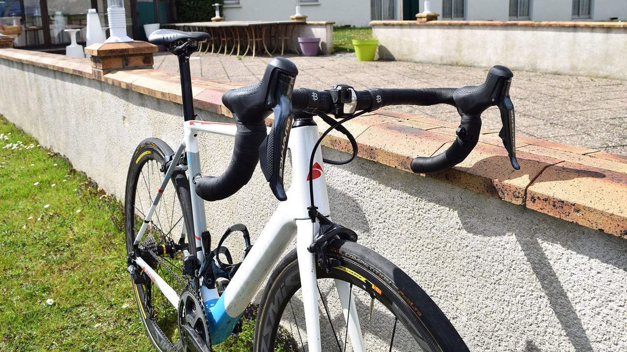 The bottom bracket cluster features a solid colouring of blue, while here you can also see the two different blocks of grey