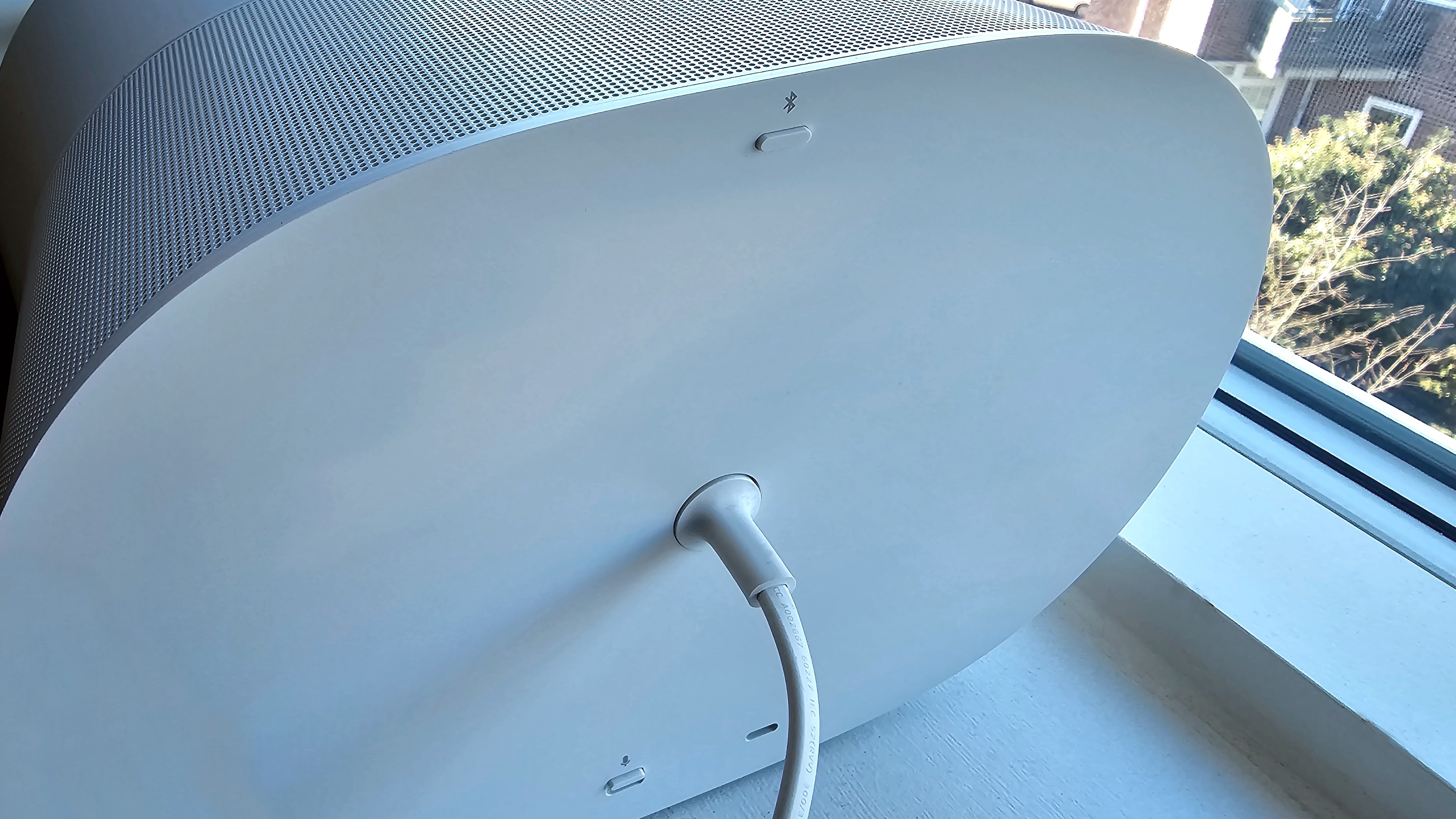 Sonos Era 300 set bagfra med synlig Bluetooth-knap, mikrofon-kontakt og USB-C port.