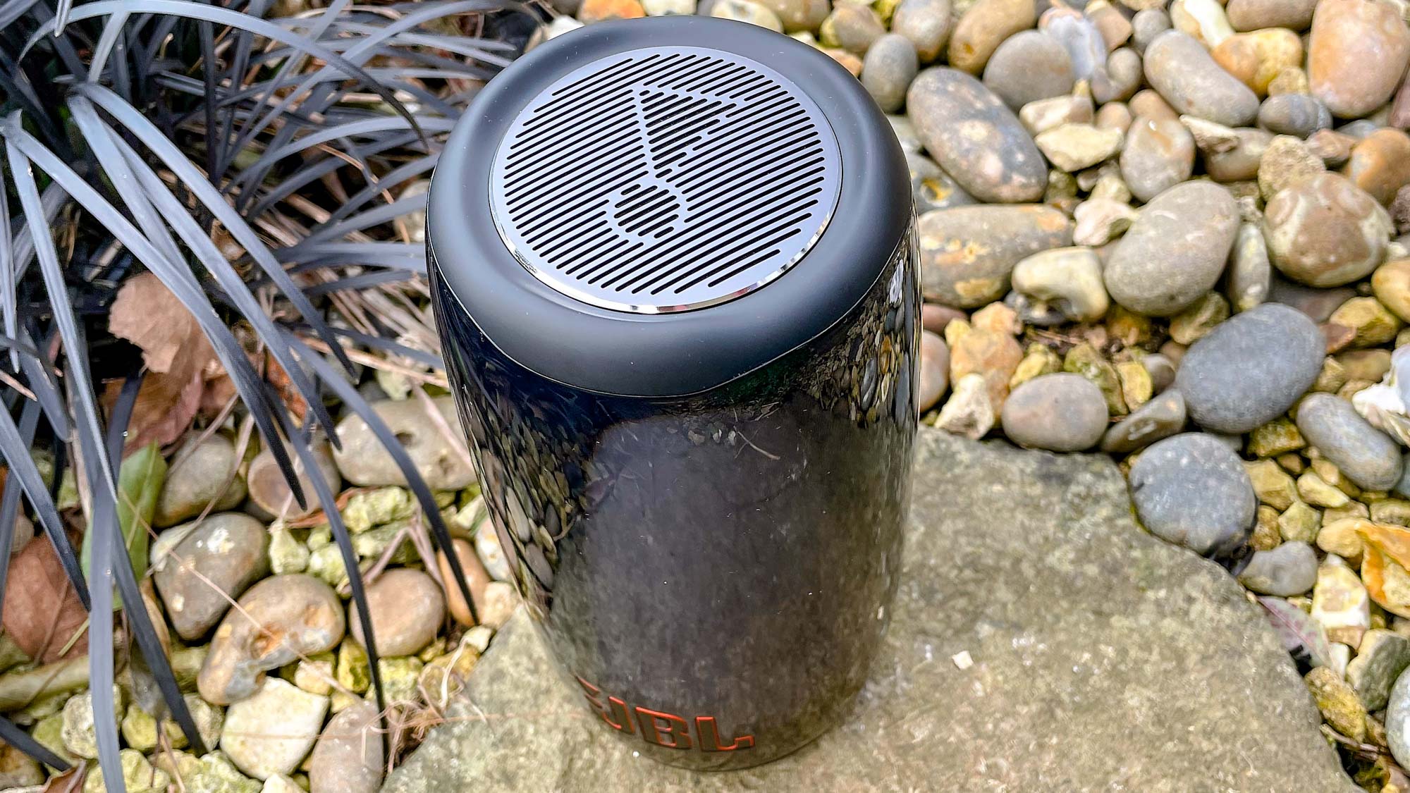 JBL Pulse 5 outside showing up-firing main speaker