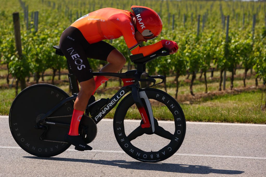 Team Ineos' Norwegian rider Tobias Foss competes in the 14th stage of the 107th Giro d'Italia cycling race, a time trial between Castiglione delle Stiviere and Desenzano del Garda, on May 18, 2024. (Photo by Luca Bettini / AFP)