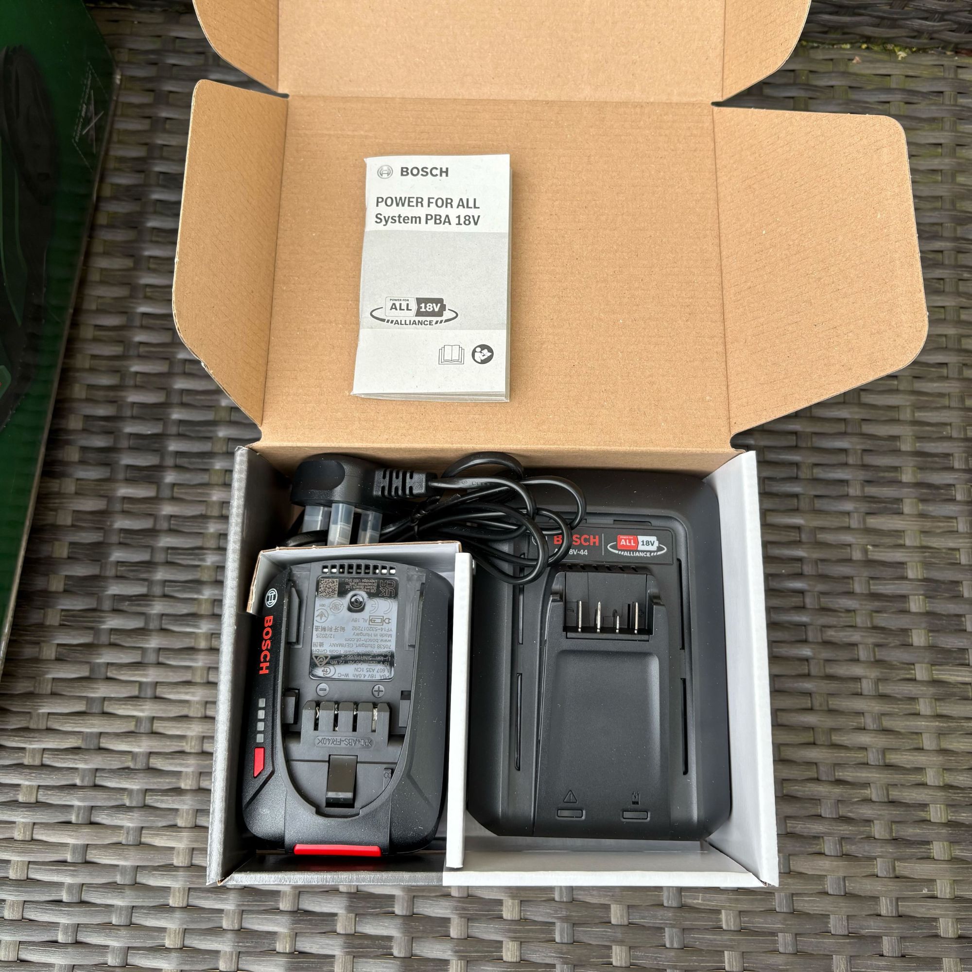 Bosch VISIMOW18V-100 battery and battery charger in box
