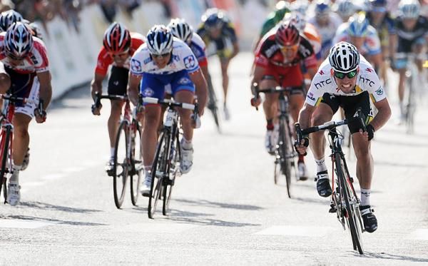 Mark Cavendish (HTC-Highroad) grits his teeth and sprints