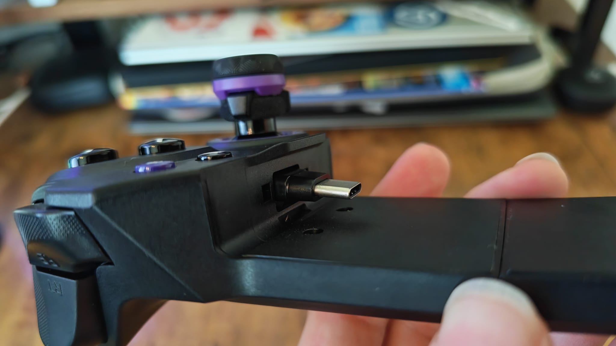 The pivoting USB connector on the ELO Vagabond