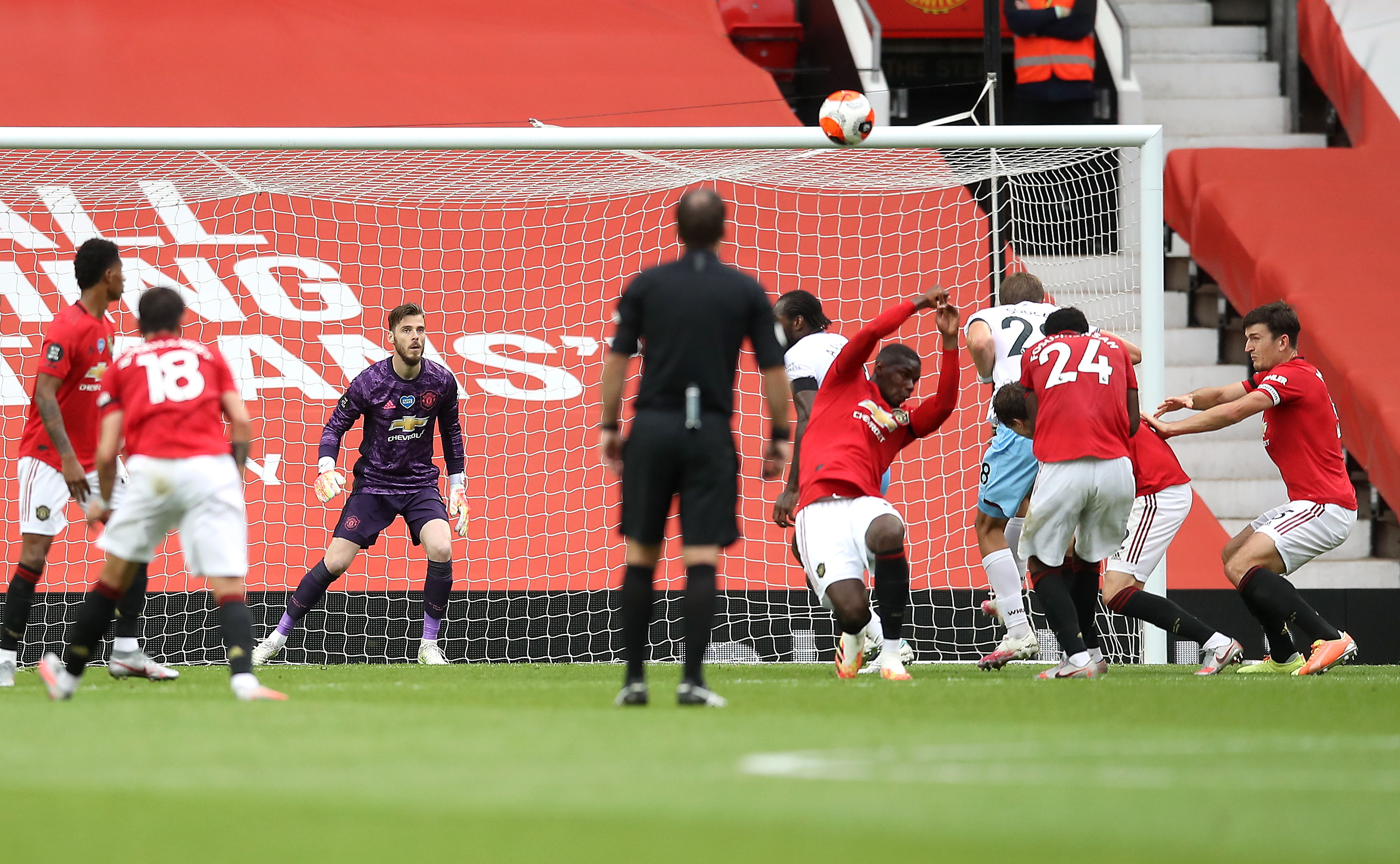 Paul Pogba handled in the area