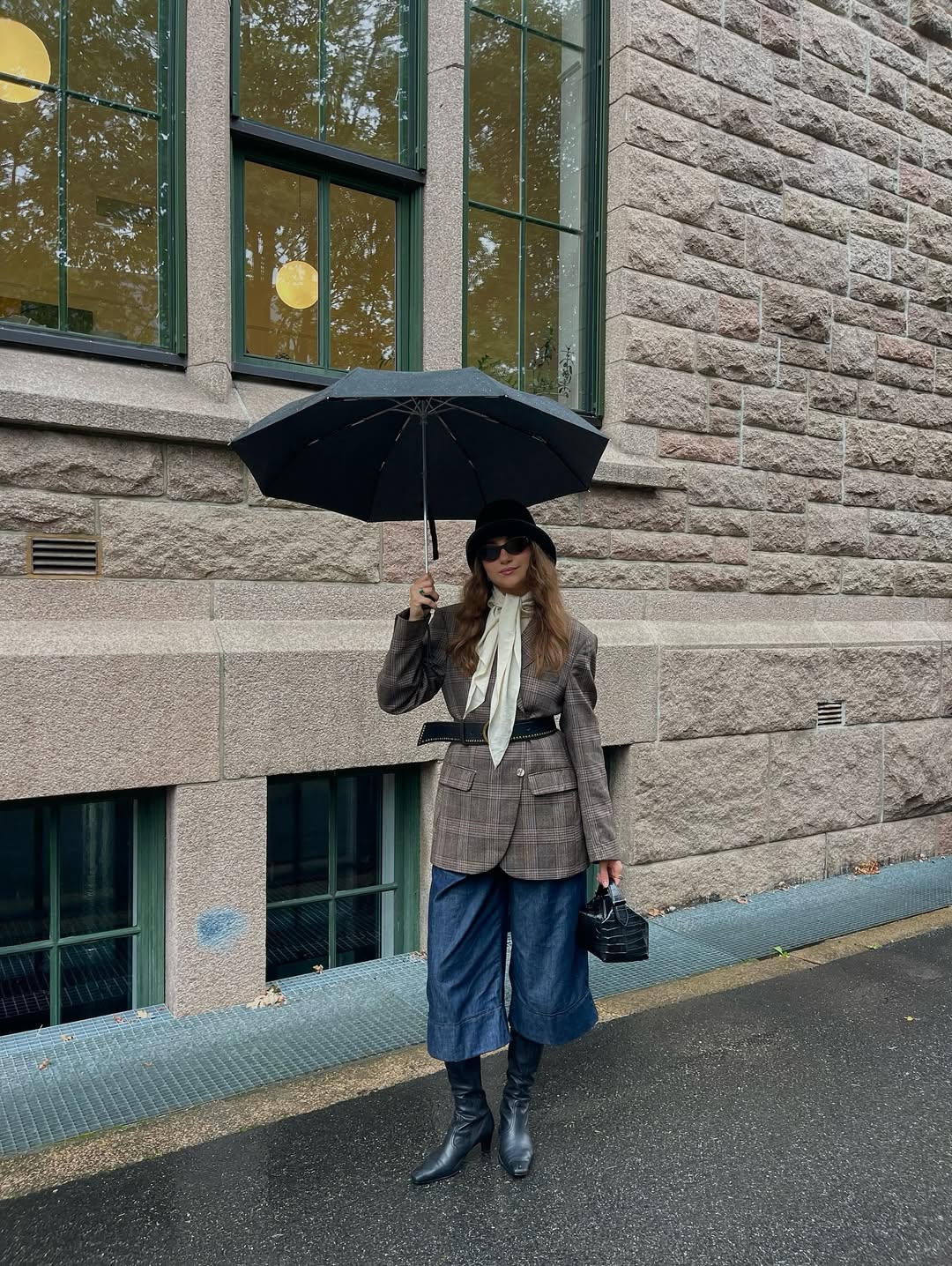 Influencer Maren Schia wearing denim culottes, blazer and pointed boots.
