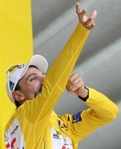 Fabian Cancellara (Team CSC) puts on the coveted Maillot Jaune.