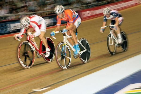 A sprint for the line during the men's points race.