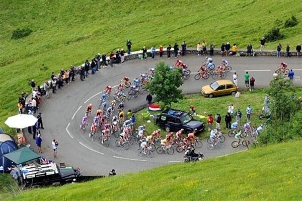 The group of favourites masters a switchback.