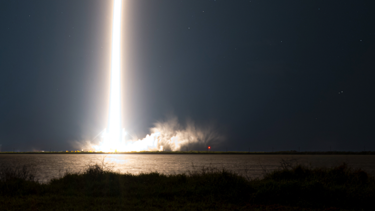 SpaceX má dnes v noci zahájit svou 90. orbitální misi roku