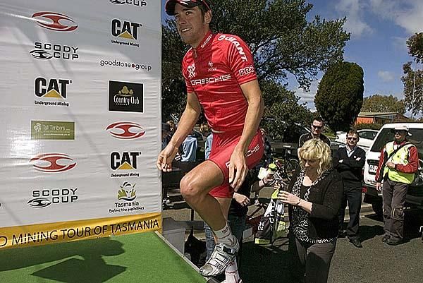 Dean Windsor (Drapac Porsche) steps onto the podium to accept the BOC Sprint Points leader's jersey after stage six.