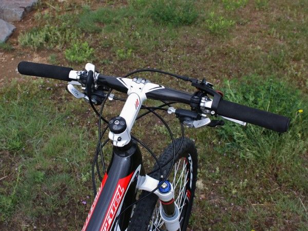 The flat bars are just 580mm wide in keeping with the preferences of many World Cup-level cross-country racers but most riders will likely want to swap to something wider - or at least install some bar ends.