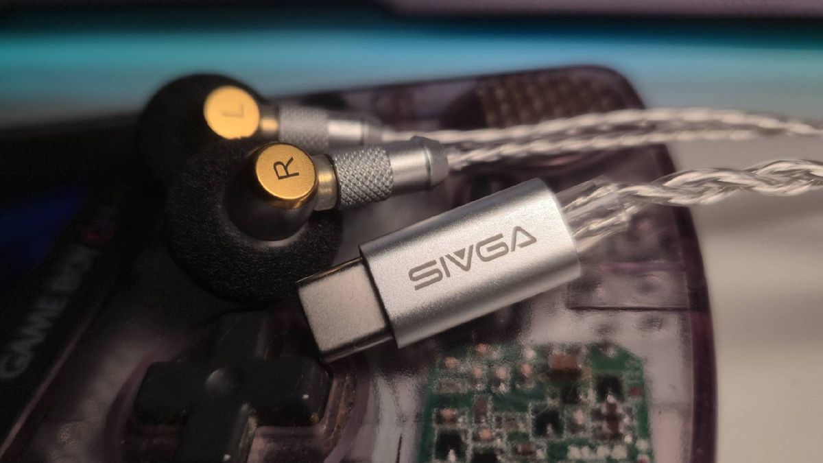 Close up of the SIVGA M260 wired earbuds sitting on a Game Boy Color.
