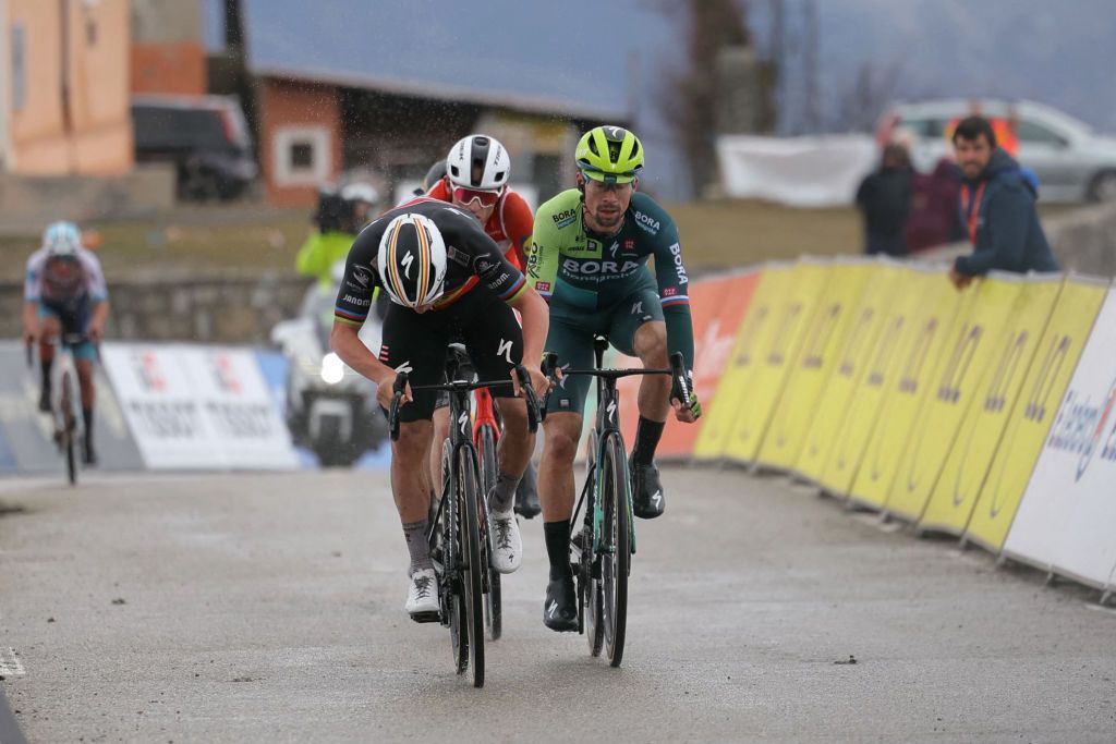 Remco Evenepoel (Soudal Quick-Step) sprints ahead of Primož Roglič (Bora-Hansgrohe) to take second place