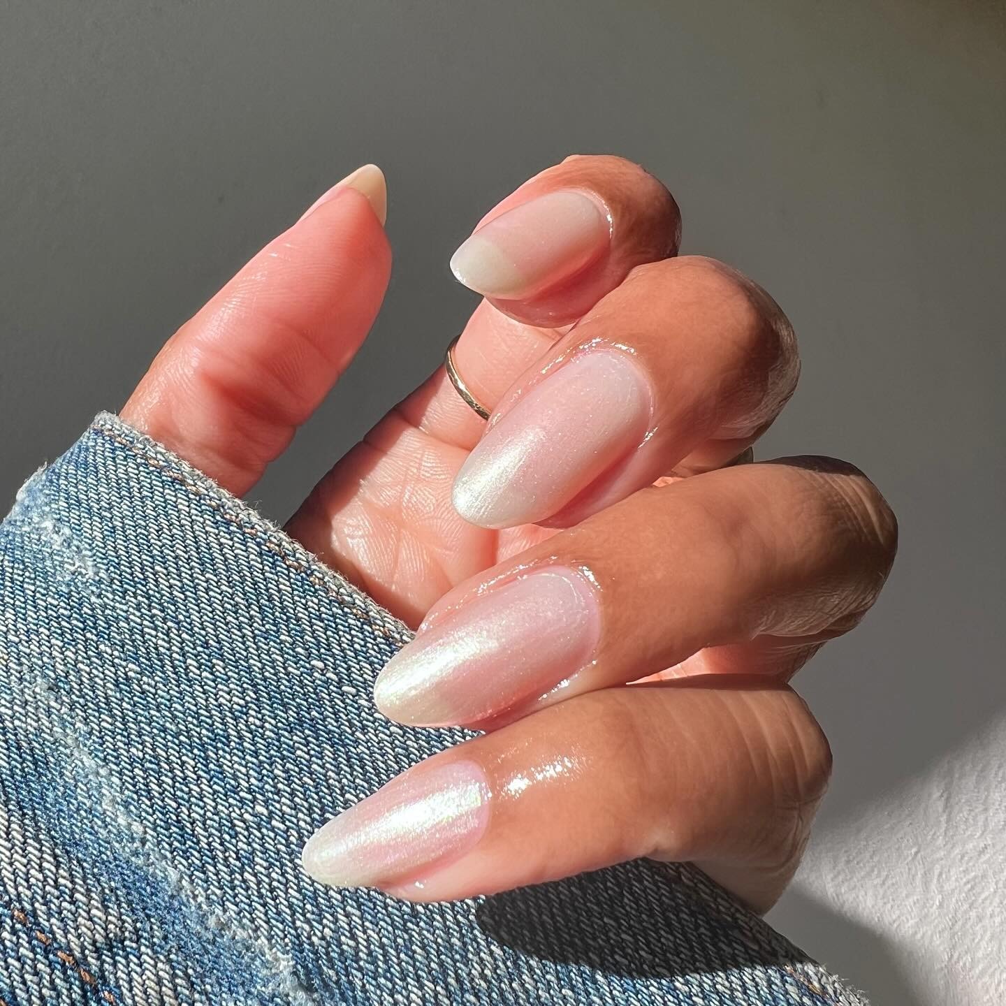 Una manicure trasparente e scintillante