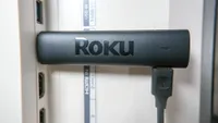 Roku Streaming Stick 4K Plus, подключенный к телевизору, является одним из лучших потоковых устройств.