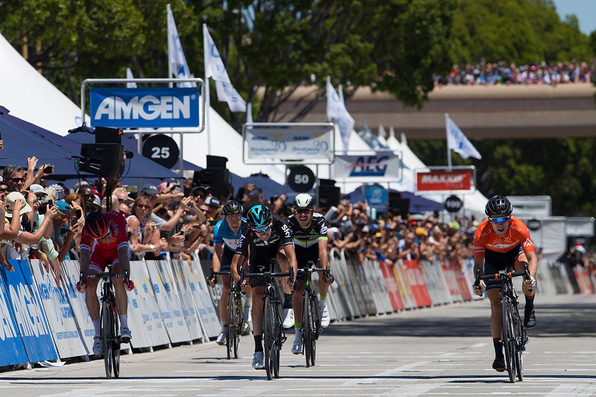 The breakaway fighting for the stage win