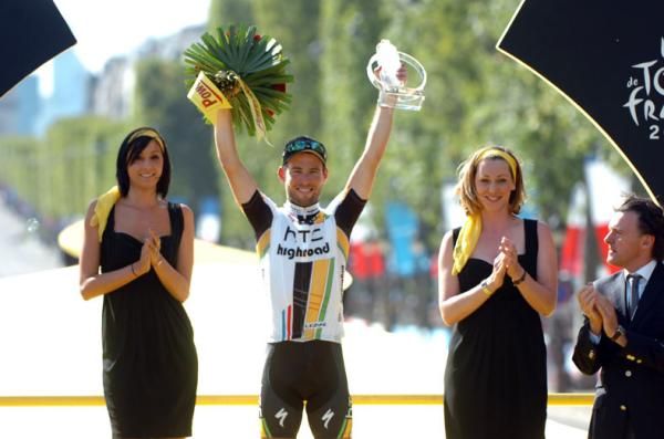 Three for three. Mark Cavendish (HTC-Highroad) in Paris.