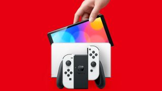 Una mano sacando la Nintendo Switch OLED de su soporte con los mandos delante